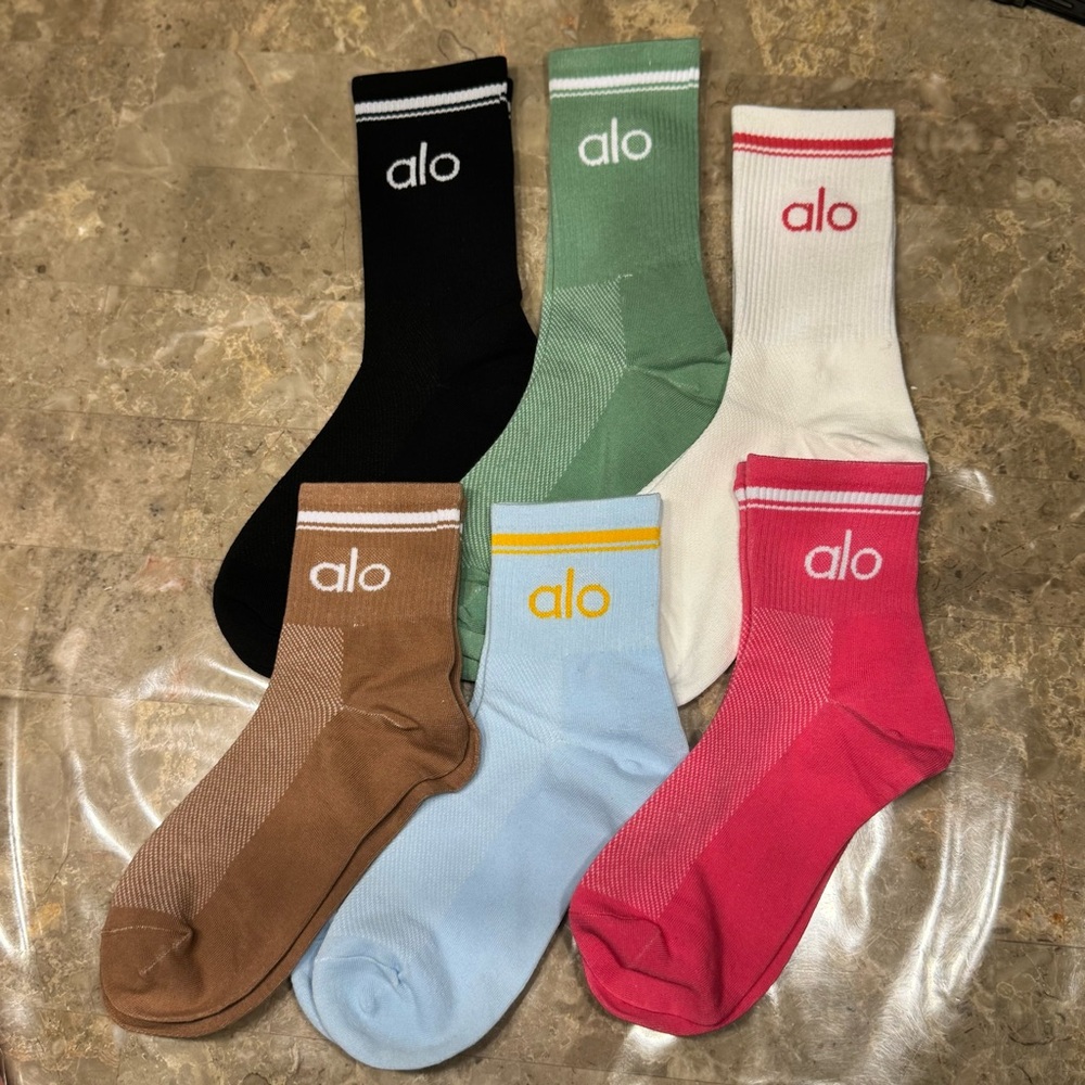 New Women’s Alo Socks
New with tags in its packaging 
6 pairs 
Fits sizes 6-11 - Picture 3 of 4